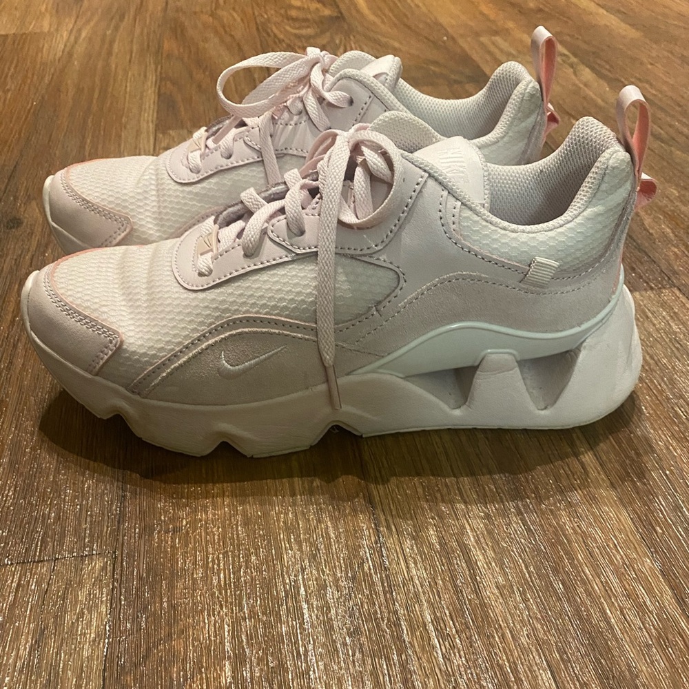 Nike Women's Light Pink RYZE 365 size 7.5